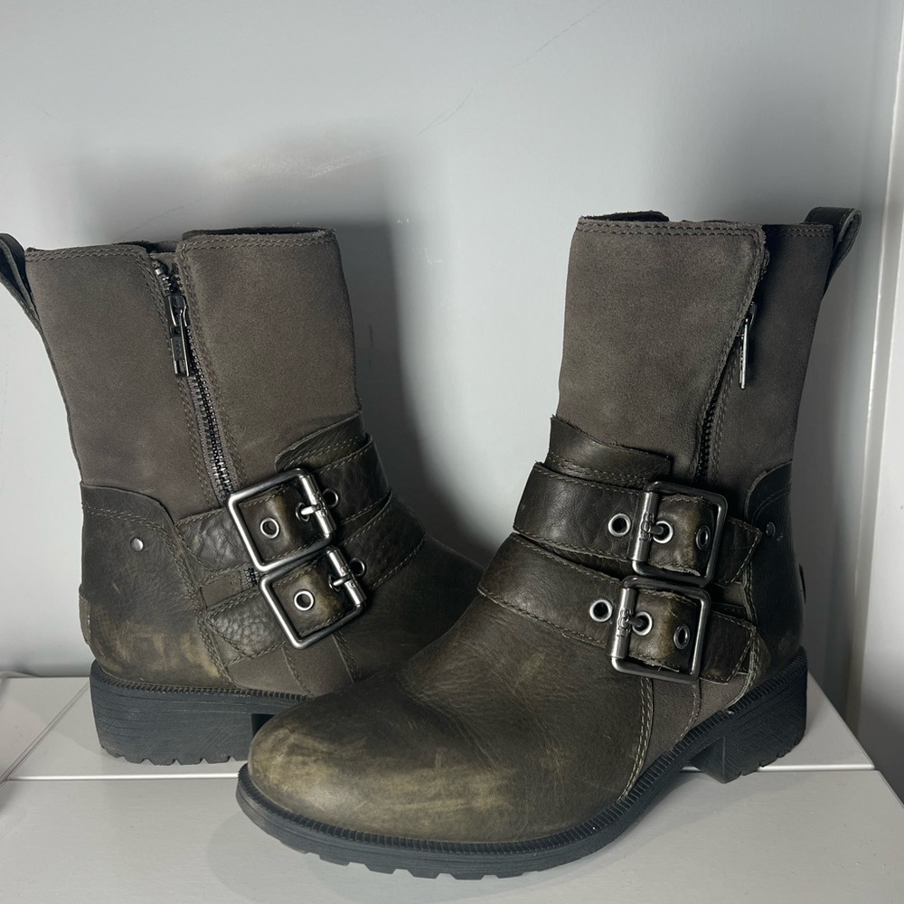 Ugg All weather Winter boots with rubber sole
